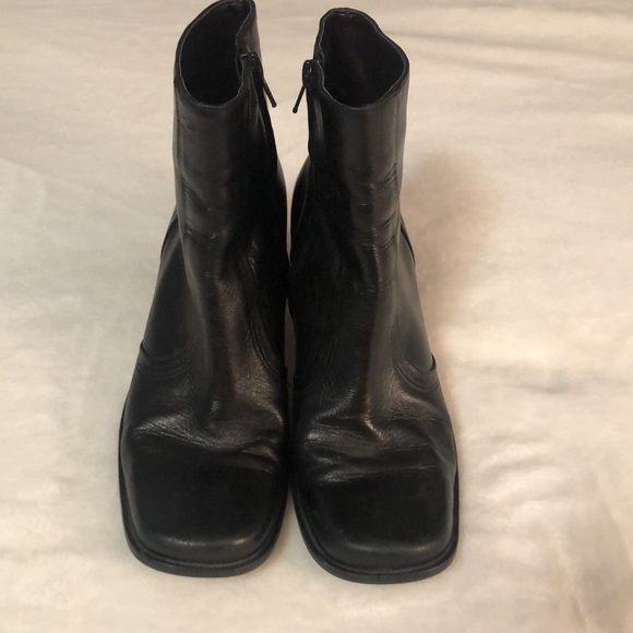 Etienne Aigner 100% black leather sz 8 booties with zipper and 2.25” heel - Picture 10 of 12